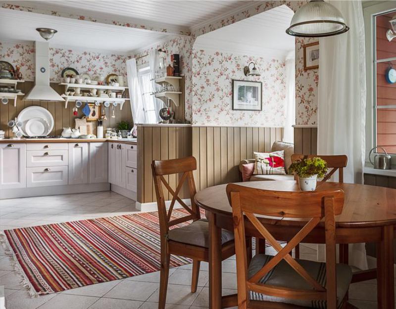 Kuchyňský design soukromého domu s květinovými tapetami