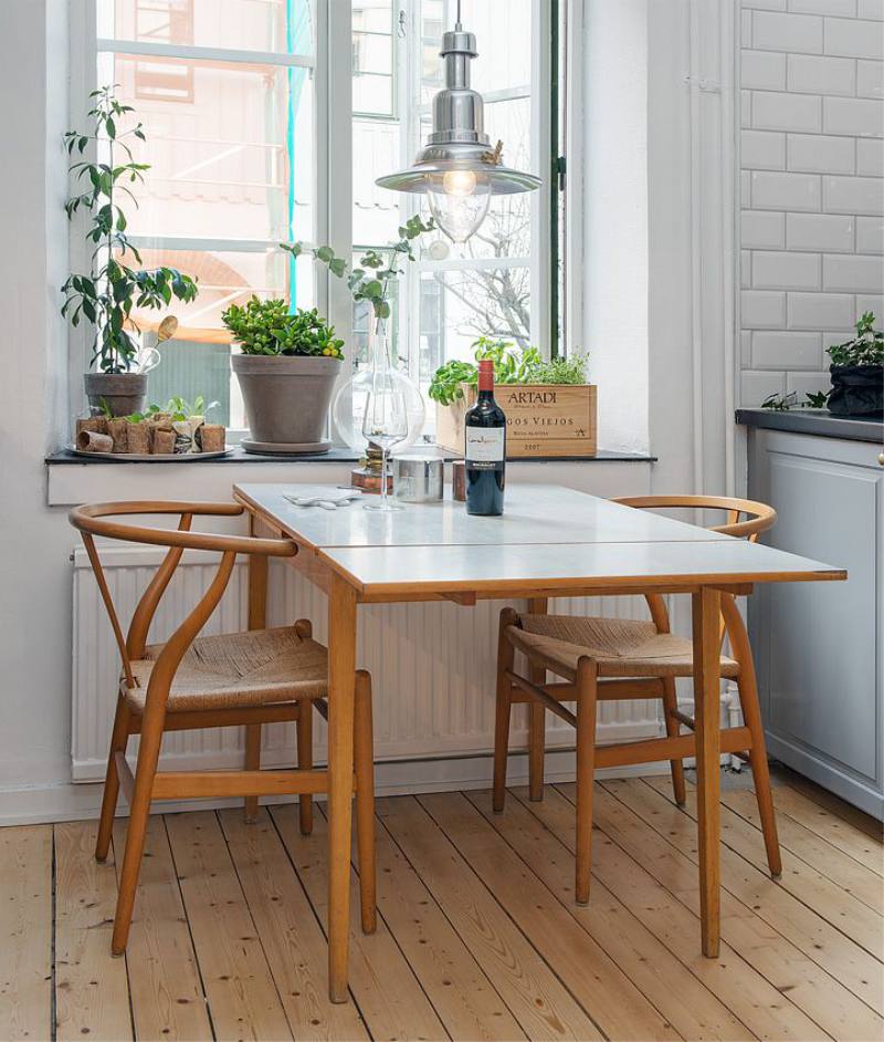 Pakabinamas virtuvės stalas priešais privataus namo virtuvės langą