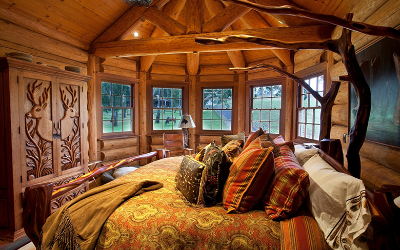 Интериорът на спалнята в дървена къща в руски стил