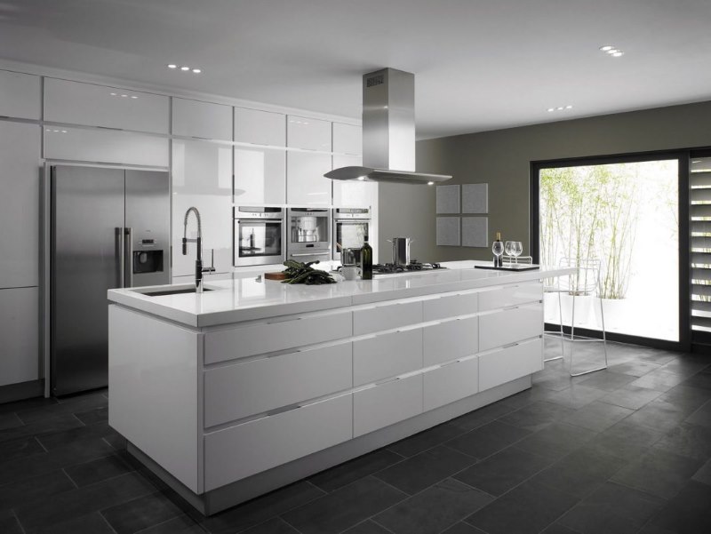 Minimalistinis pilkos spalvos virtuvės interjeras