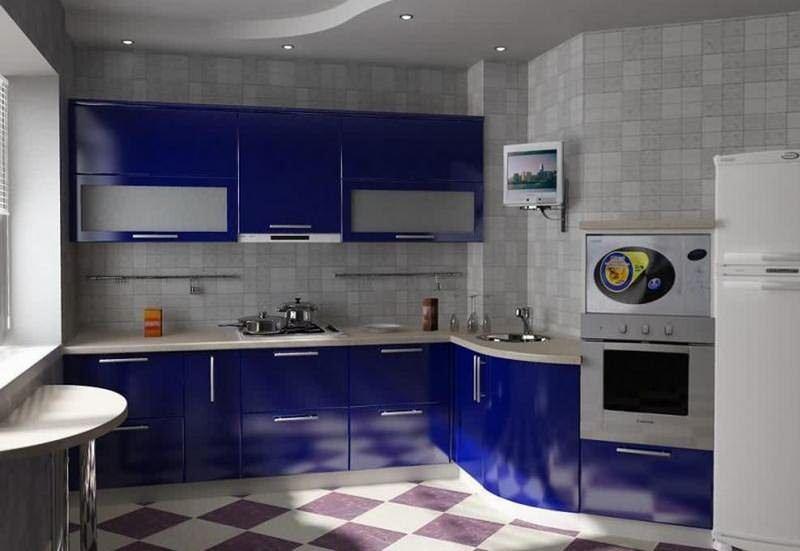 Unit dapur dengan facades berkilat biru