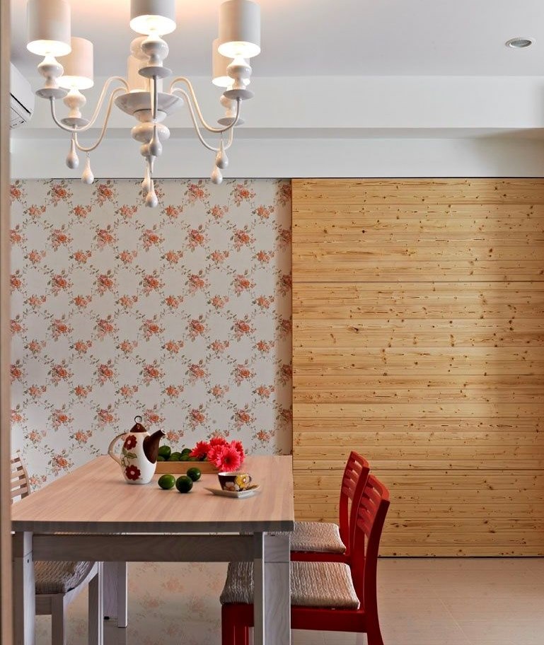 Panel kayu hiasan di dinding dengan kertas dinding bunga