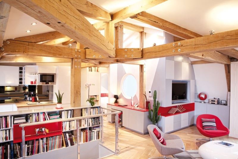 White walls in the living room with wooden beams on the ceiling