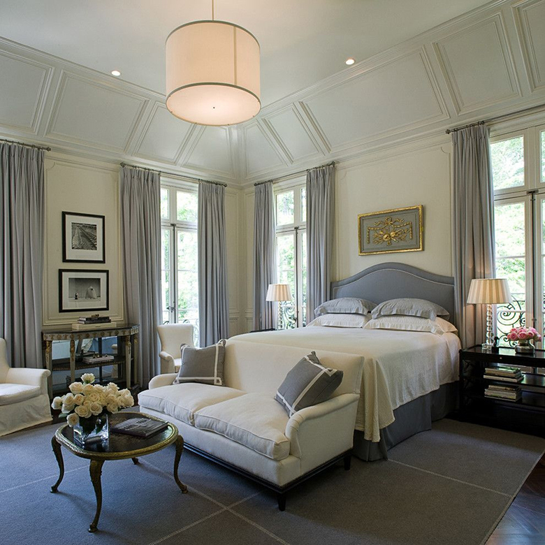 Skaists guļamistabas interjers klasiskā stilā