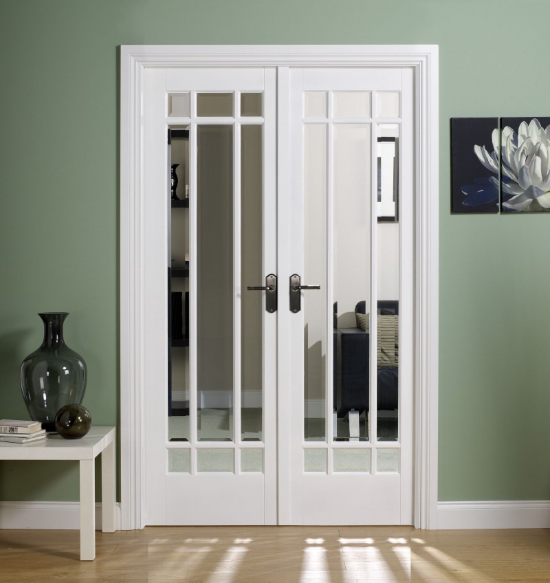 Бяла двойна врата със стъклени вложки
