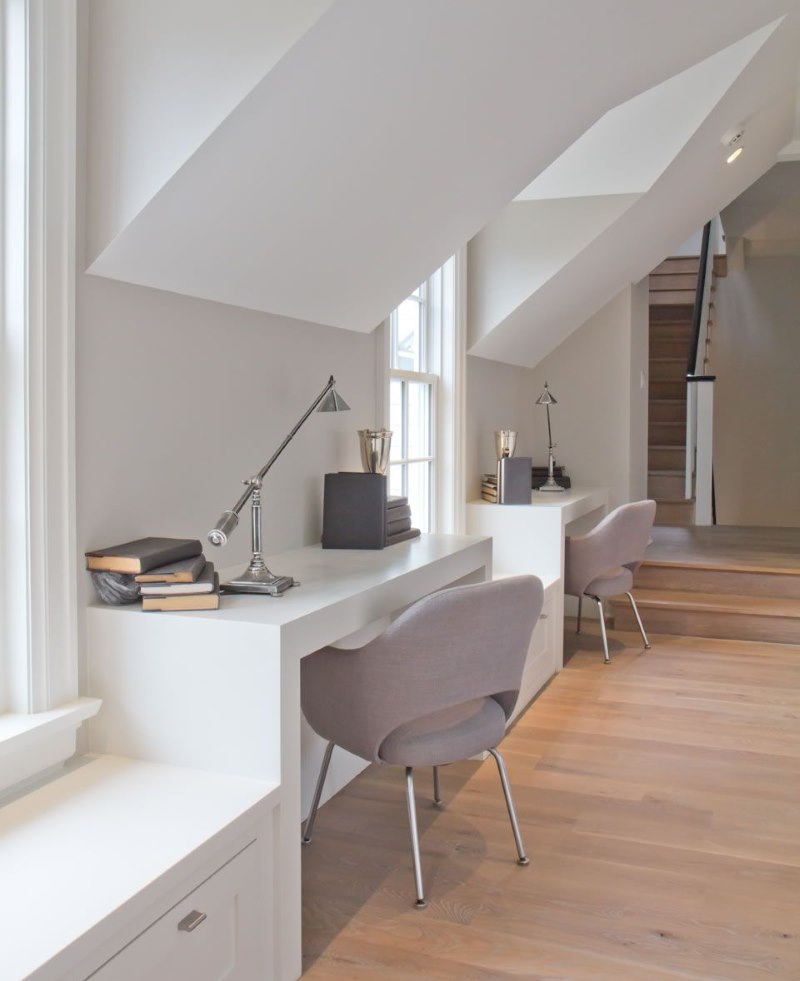 Обикновени стени и бели мебели в стая в минималистичен стил