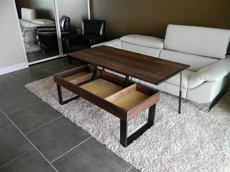 Transformerende tafel in een woonkamer in eigentijdse stijl