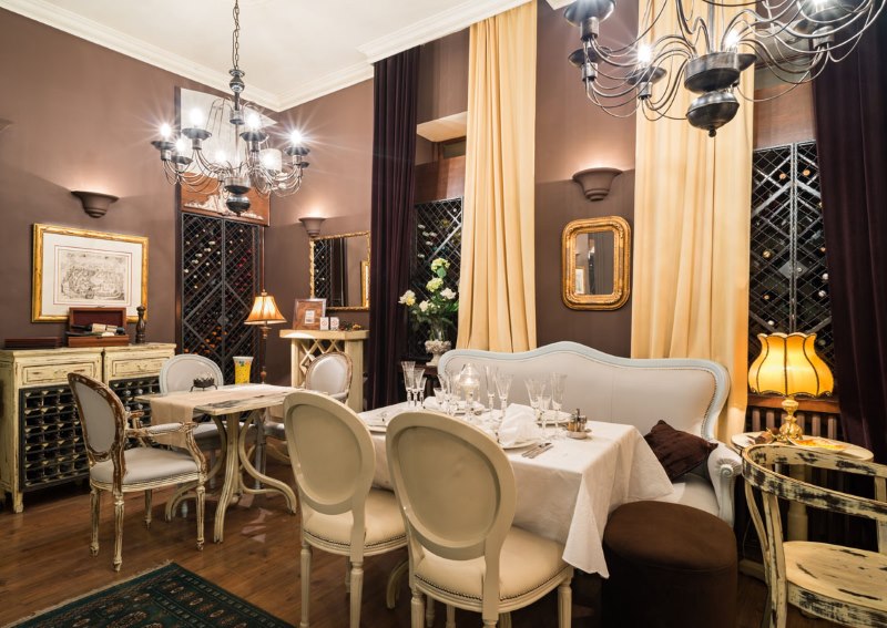 Design jídelny v obývacím pokoji v klasickém stylu