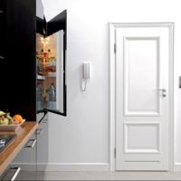 Svijetla obložena vrata od kuhinje do hodnika