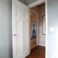 Vienvietīgas durvis no guļamistabas uz gaiteni