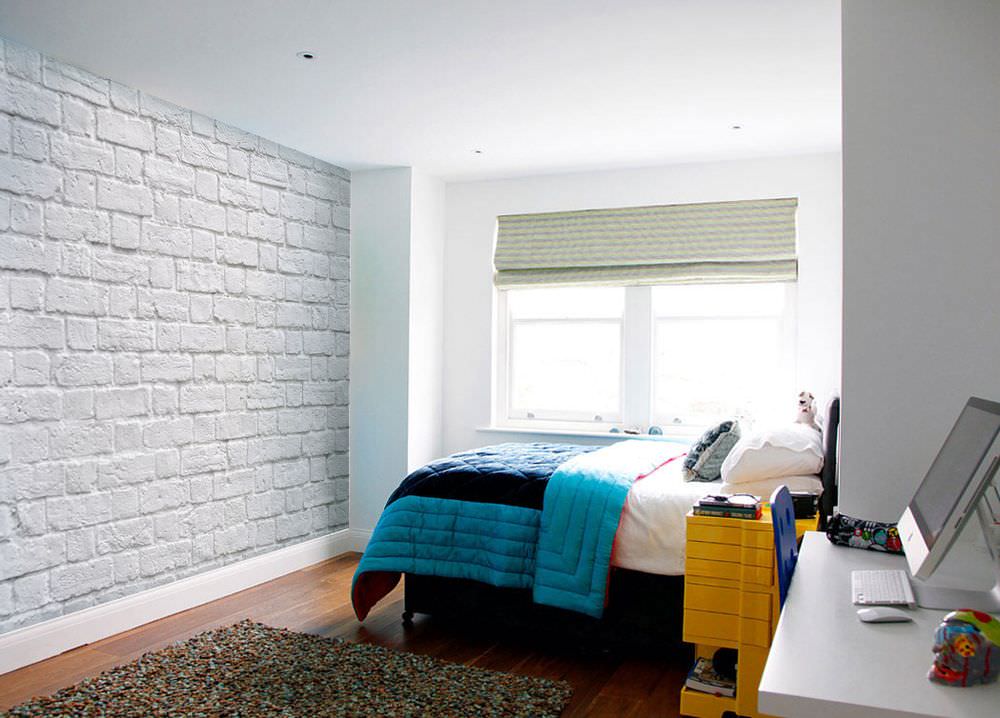 Cuvertură luminoasă într-un dormitor cu pereți albi
