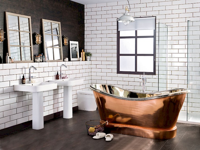 Gaišas vannas istabas dizains industriālā stilā