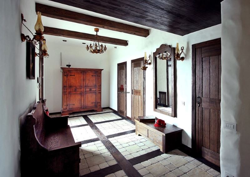 Chatroom hal met donkere houten deuren