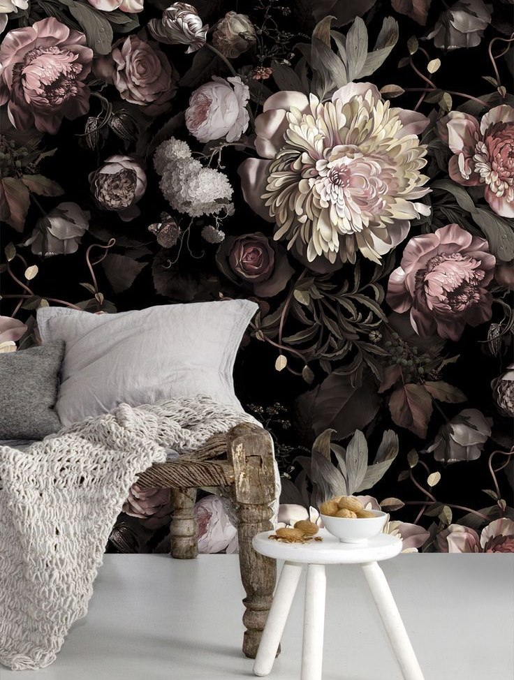 Ryškūs gėlių tapetai ant sienos už medinės sofos