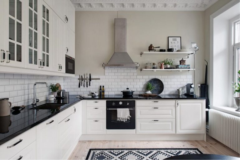 Rohové uspořádání obývacího pokoje v kuchyni v městském bytě