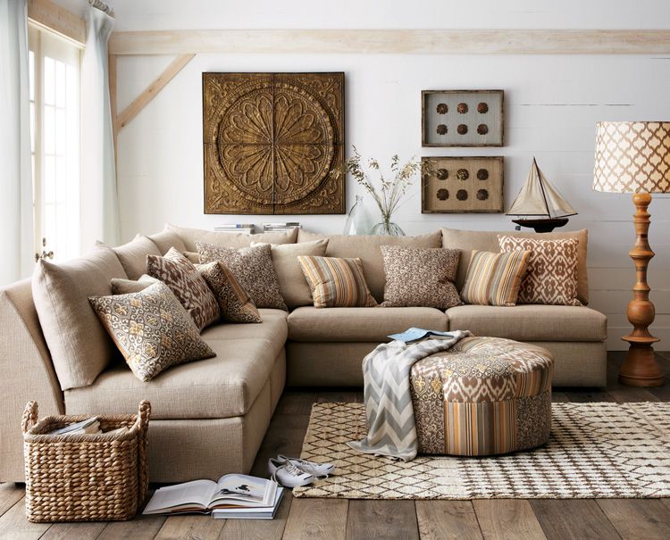 Dřevěná podlaha v obývacím pokoji v hnědé barvě