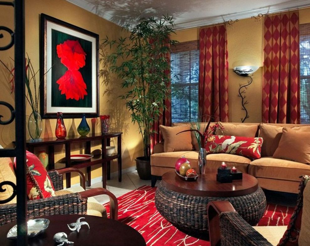 Кафяв велурен диван в хола на частна къща