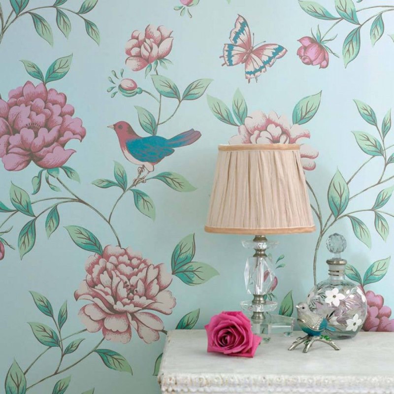 Vintažinio stiliaus gėlių tapetai privataus namo miegamajam