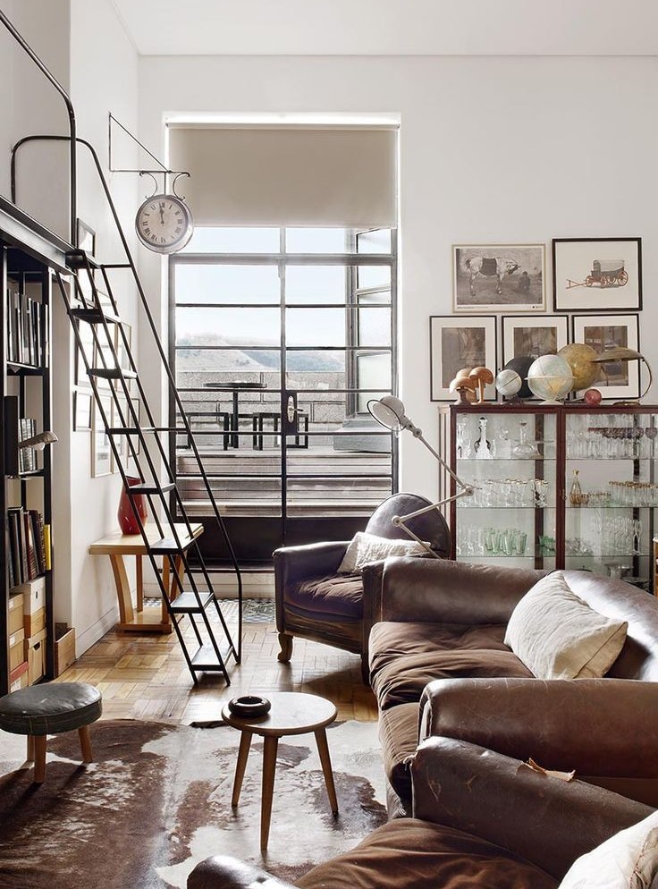 Moderní obývací pokoj s hnědou pohovkou