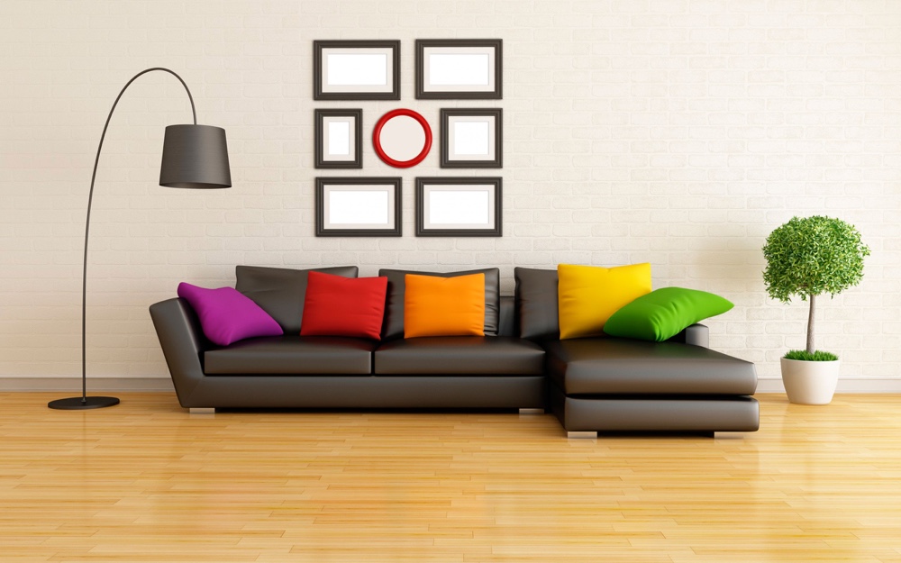 Világos párnák egy világos kanapén, világos nappaliban