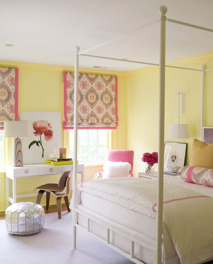 Perdele romane cu decupaj roz în dormitorul fetei