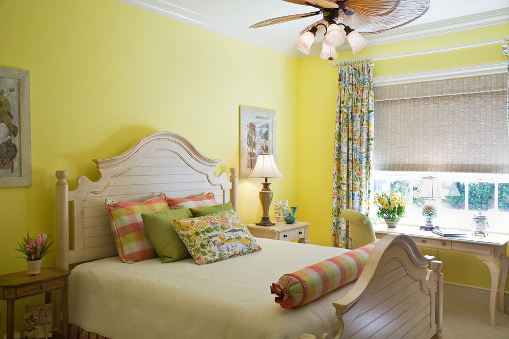 De muren van de slaapkamer in een gele tint schilderen