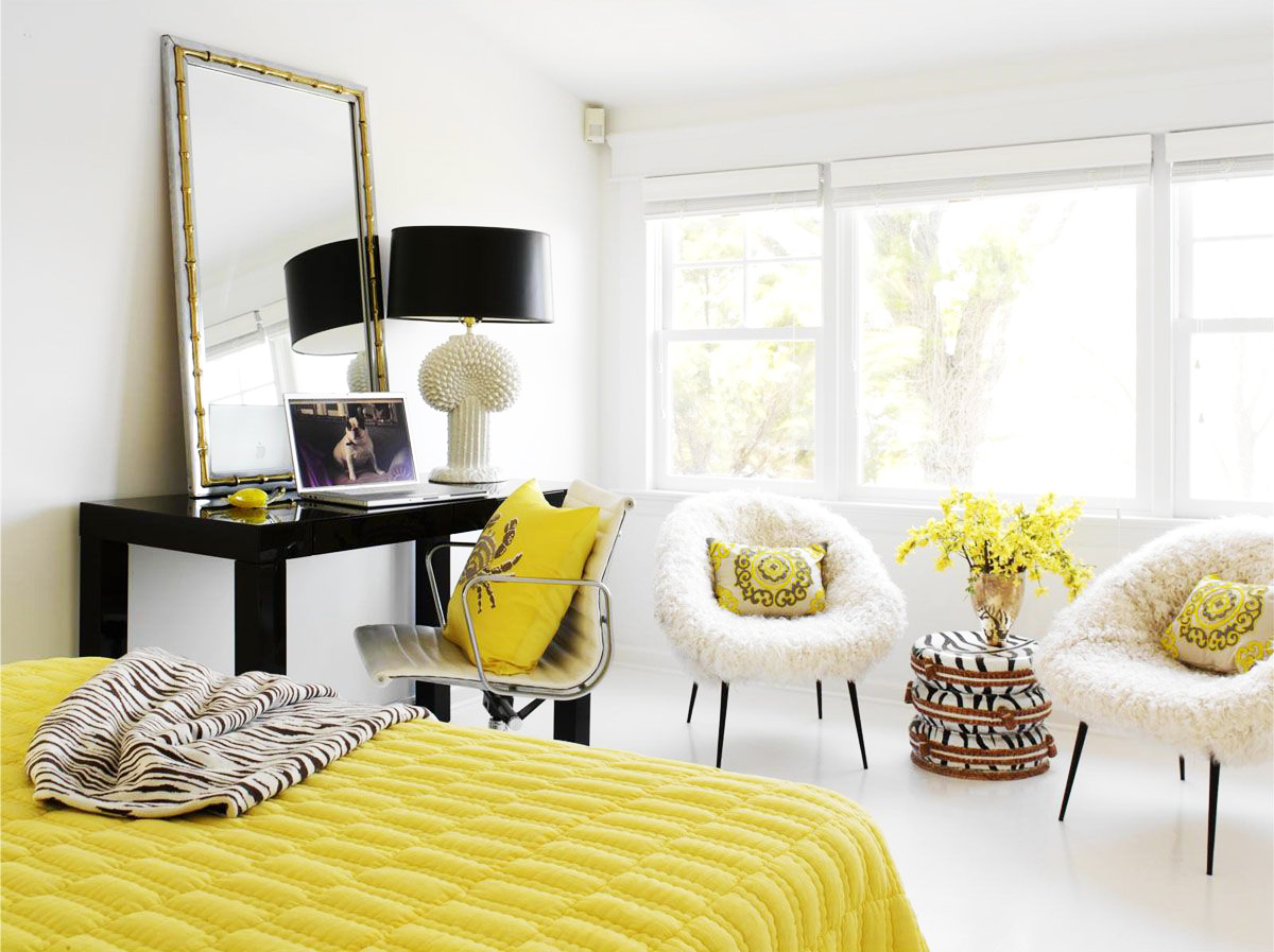 Pătură galbenă într-un dormitor alb