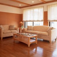 Bruin betegelde woonkamer met glanzende vloer