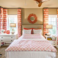 Червен и бял текстил в дизайна на спалнята