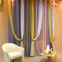 Tirai dari tulle berbilang berwarna di tingkap ruang tamu