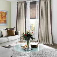 Vakok és függönyök kombinációja egy világos nappaliban