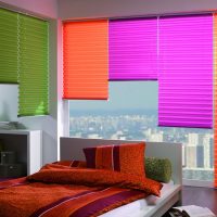 Bright blinds in een moderne slaapkamer