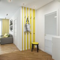 Gele hanger met haken in de gang van een landhuis