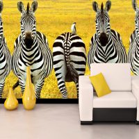 Mural dinding dengan zebra berjalur di dinding ruang tamu