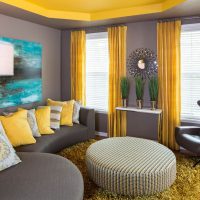 Žlutý strop v obývacím pokoji s šedými stěnami
