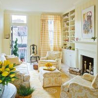 Žluté tulipány v rustikálním obývacím pokoji