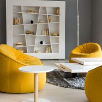 Čalouněný nábytek ve žluté barvě