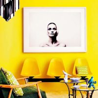 Dekorējot dzeltenu sienu ar melnbaltu attēlu