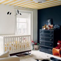Striped strop u sobi za novorođenče