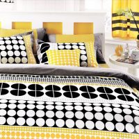 Bright textiel op het bed van jonge echtgenoten