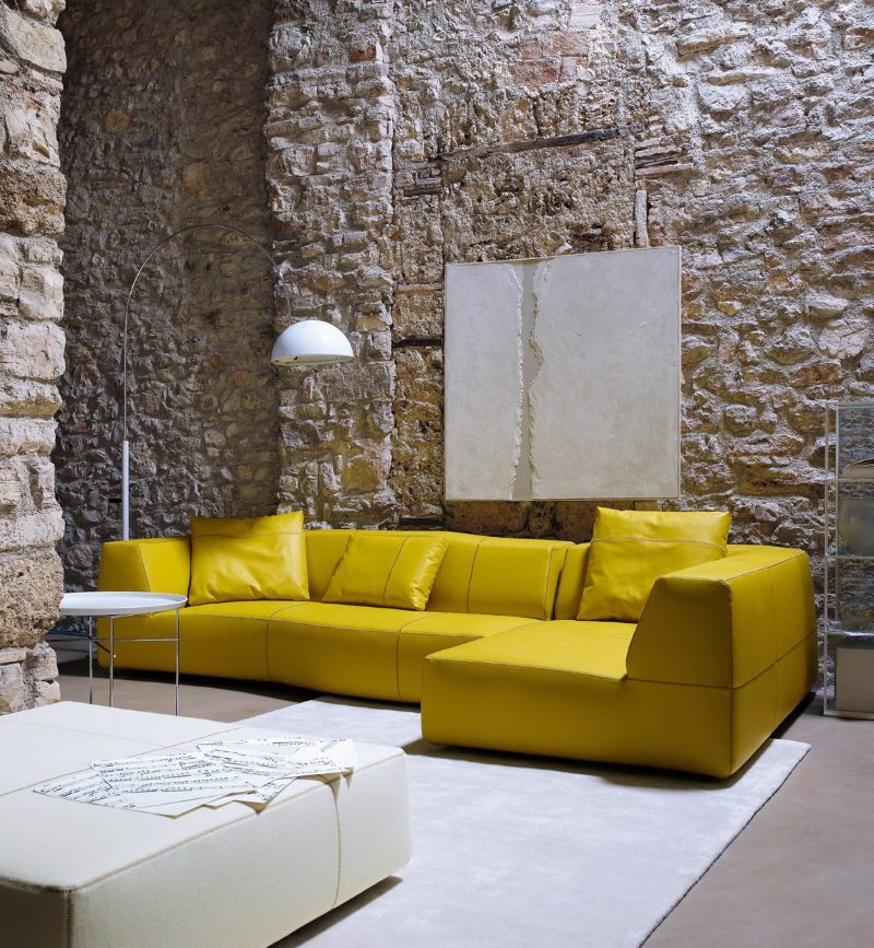 Sinepju dīvāns industriālā stila viesistabas interjerā