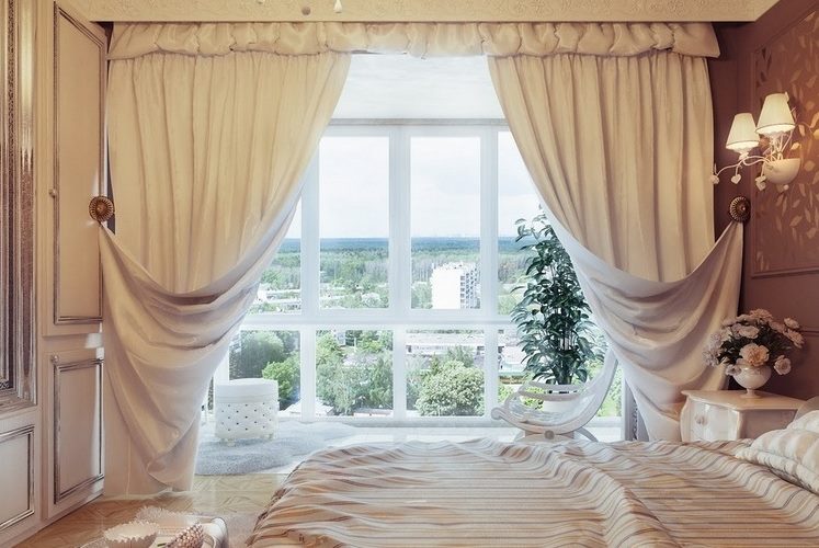 Ярки италиански завеси на панорамен прозорец
