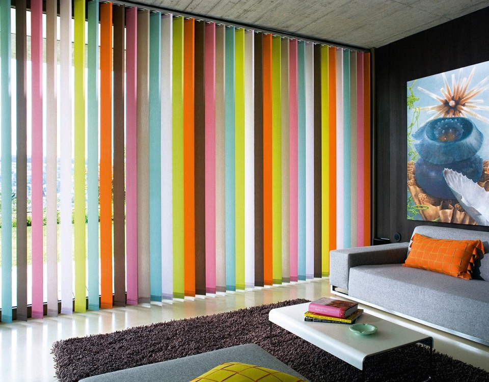 Krāsainas žalūzijas viesistabas interjerā