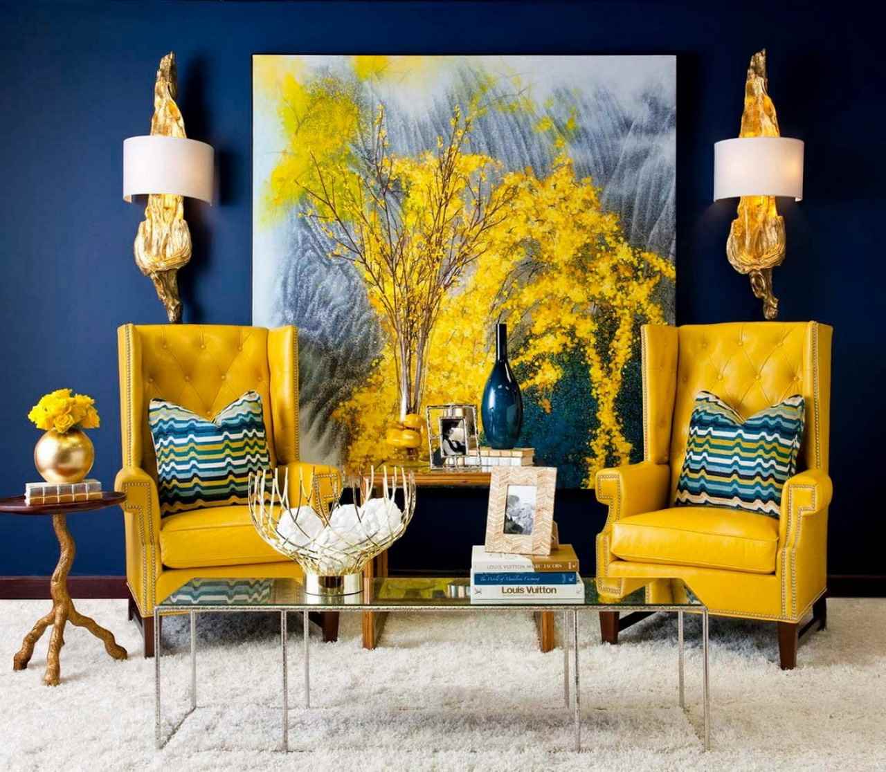 Twee gele fauteuils in een woonkamer met een blauwe muur