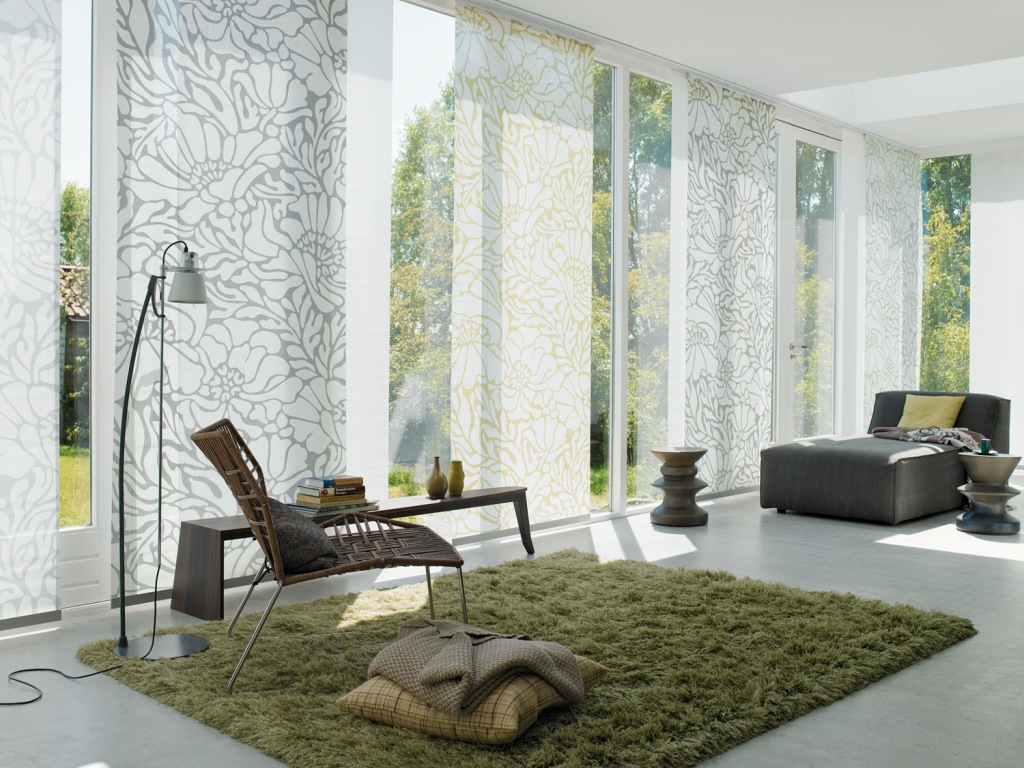 Hoogpolig tapijt in de woonkamer met Japanse gordijnen