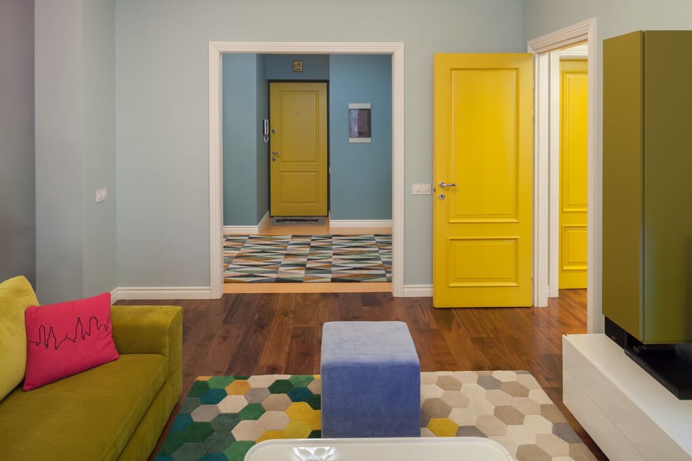 Citronově barevné dveře v obývacím pokoji