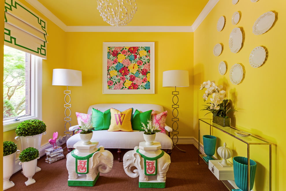Žuti interijer dnevne sobe privatne kuće
