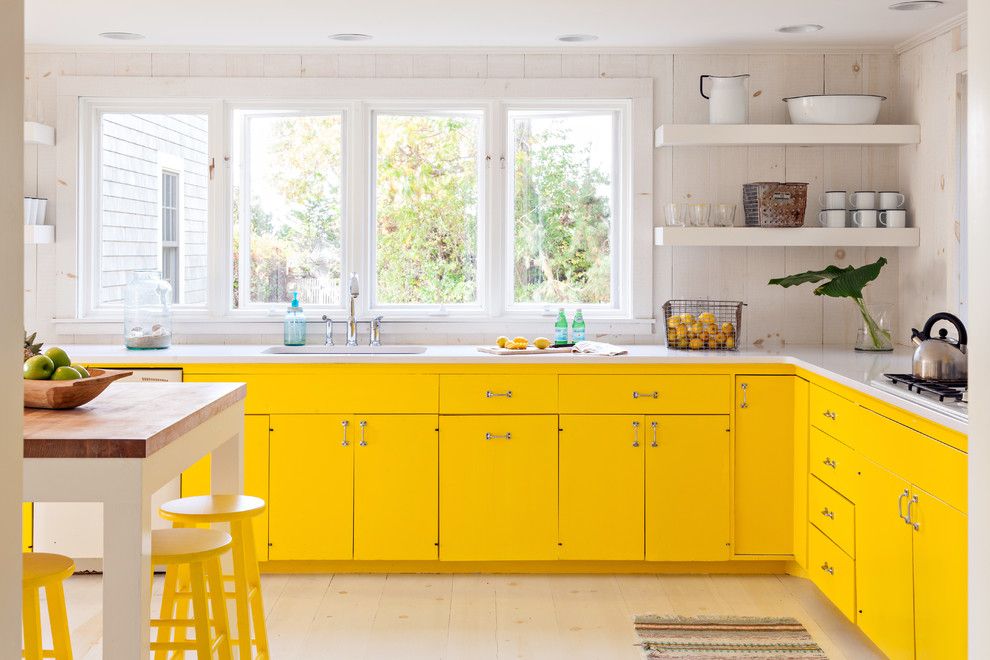 Dzelteni krēsli virtuves-ēdamistabas interjerā