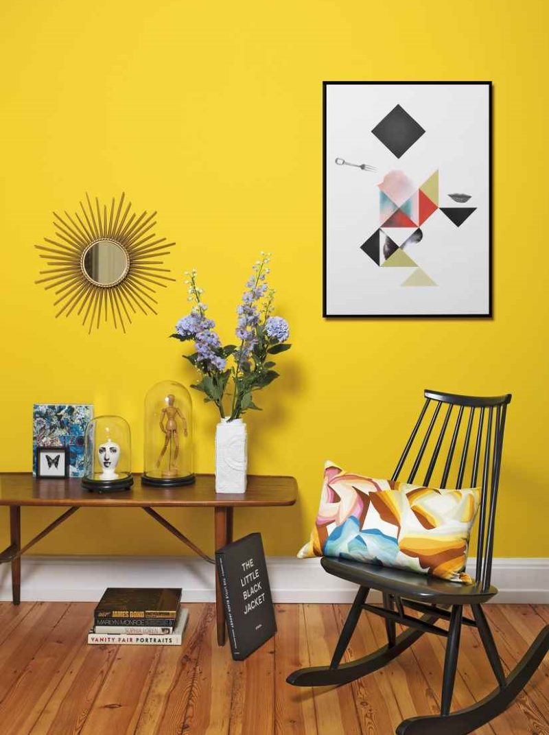 Žlutá zeď v interiéru obývacího pokoje