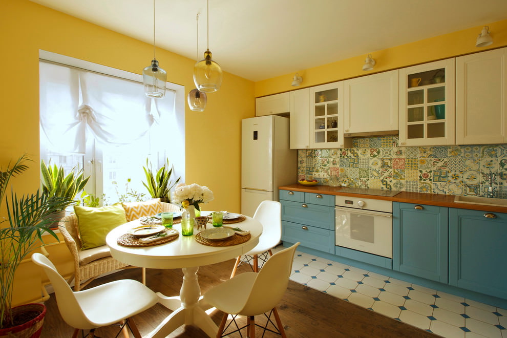 Suita alb-albastru în bucătărie cu pereți galbeni
